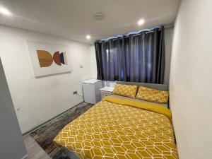 a small bedroom with a bed and a window at Bowman’s Place Cosy Lodge in Kent