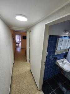 uma casa de banho com um lavatório e um espelho em Departamento en Edificio Maral 14, Colon, zona Guemes. em Mar del Plata