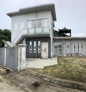 Casa blanca con porche y balcón en Homey Stopover Cherating, en Kuantan