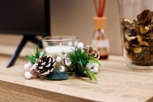 una mesa con adornos de Navidad en un escritorio en Feltrinelli Suite, en Módena