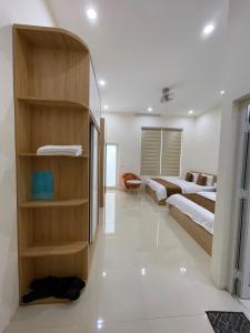 una camera con letto e libreria di GREEN HOTEL a Cao Bằng