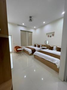 - une chambre avec 2 lits et une table dans l'établissement GREEN HOTEL, à Cao Bằng