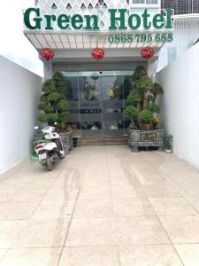 a green hotel with a motorcycle parked in front of it at Green Hotel Cao Bằng in Cao Bằng +24 photos