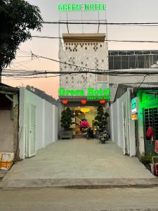 ein grünes Hotel mit einem grünen Schild an einem Gebäude in der Unterkunft GREEN HOTEL in Cao Bằng