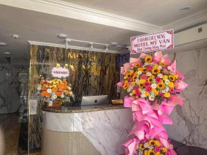 a flower shop with a large wreath of flowers at Motel Mỹ Vân in Cái Răng