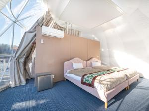 Ein Bett oder Betten in einem Zimmer der Unterkunft Fuji Hoshizorano Mura Tabist