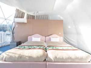 Ein Bett oder Betten in einem Zimmer der Unterkunft Fuji Hoshizorano Mura Tabist