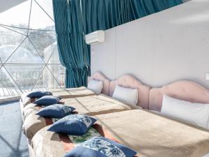 Ein Bett oder Betten in einem Zimmer der Unterkunft Fuji Hoshizorano Mura Tabist