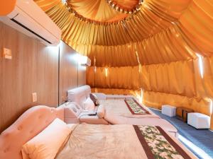 Ein Bett oder Betten in einem Zimmer der Unterkunft Fuji Hoshizorano Mura Tabist