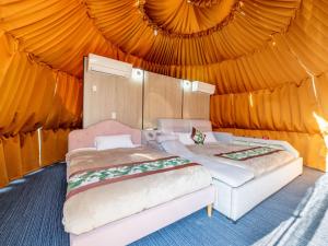 Ein Bett oder Betten in einem Zimmer der Unterkunft Fuji Hoshizorano Mura Tabist