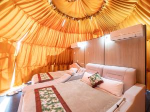 Ein Bett oder Betten in einem Zimmer der Unterkunft Fuji Hoshizorano Mura Tabist