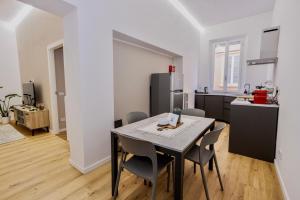 a kitchen and dining room with a table and chairs at Feltrinelli Suite in Modena