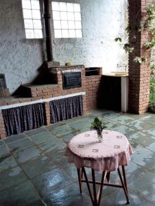 um pátio com uma mesa e um forno de tijolos em Casa SFX Centro em São José dos Campos