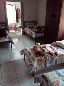 pokój z 2 łóżkami i stołem w pokoju w obiekcie Casa SFX Centro w mieście São José dos Campos