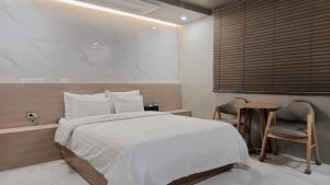 Postel nebo postele na pokoji v ubytování Shire Hotel Busan Station