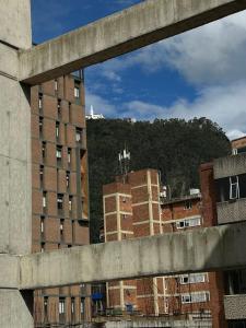 vista su una città con edifici e una collina di Apartamento Bogotá con vista a Monserrate a Bogotá
