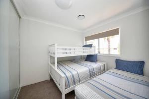 une chambre avec deux lits superposés et une fenêtre dans l'établissement Beautiful 2 Bed Retreat 2 min walk to tramline, à Gold Coast 5 autres photos