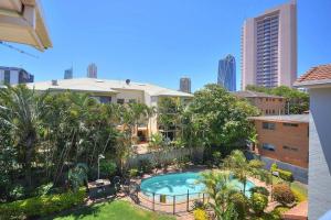 une cour arrière avec une piscine en ville dans l'établissement Beautiful 2 Bed Retreat 2 min walk to tramline, à Gold Coast