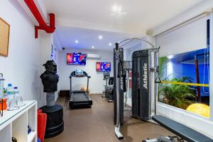 a room with a gym with a fish tank at Hotel Gran Palma Piura in Piura