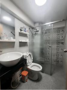 uma casa de banho com um chuveiro, um WC e um lavatório. em Deluxe Room have Balcony D1-Dakao em Ho Chi Minh