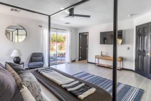 een woonkamer met een bank en een tv bij Resort style Villa w/ views, pool, spa and golf in Palm Springs