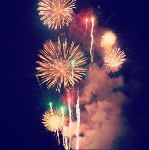 Ein Haufen Feuerwerkskörper explodiert am Himmel in der Unterkunft Dollywood Pool Spa Sauna Gym, Walk To Dollywood fireworks view!! in Pigeon Forge