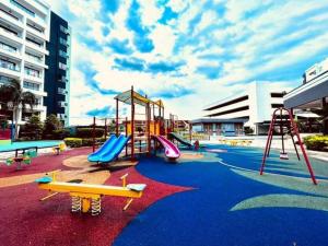 um parque infantil com escorregas e uma estrutura de jogos em Ipoh Manhattan Water Park Pool View Cozy Homestay em Ipoh