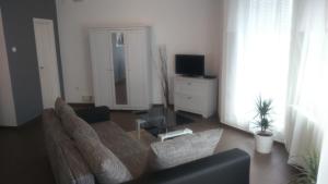 sala de estar con sofá y TV en Solid Apartmans, en Budapest