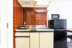 eine Küche mit einer Spüle und einem Kühlschrank in der Unterkunft Presant South 8 West 1 / Vacation STAY 5821 in Sapporo