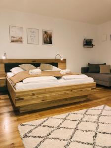 sypialnia z dużym łóżkiem i kanapą w obiekcie R&K Classic Spirit Mariazell w mieście Mariazell