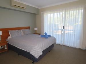 Un pat sau paturi într-o cameră la Apollo Quays Apartment
