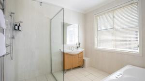 Waters Edge - Point Clare - Pool - Spa - Private Jetty的一间浴室