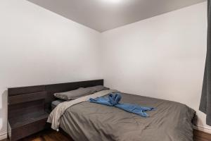Schlafzimmer mit einem Bett und einem blauen Bademantel in der Unterkunft Cozy 2 Bedroom Apartment - 1902 in Montreal