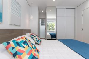 1 dormitorio con cama y espejo en Fantastic sea view - Maison Ipanema Prime, en Río de Janeiro