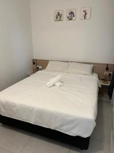 Postel nebo postele na pokoji v ubytování Cozy Urban Suites Georgetown View
