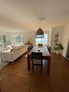 uma sala de estar com uma mesa e um sofá em Chalet KLS Lac D'Argent em Eastman