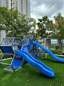un parco giochi con scivolo blu di Cozy Urban Suites Georgetown View a Jelutong