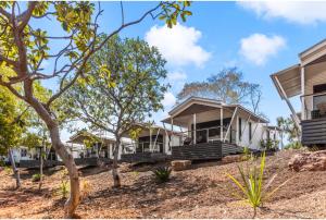 uma fila de casas numa colina com árvores em Discovery Parks - Broome em Broome