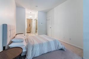 En eller flere senge i et værelse på Spacious Lakefront Condo+Parking+Pool+Gym+Patio