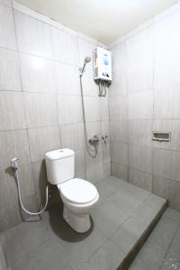 ein Bad mit einem WC und einer Dusche in der Unterkunft Athala homestay syariah in Yogyakarta