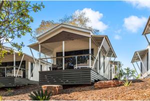 ein Haus mit einer großen Veranda mit weißer Fassade in der Unterkunft Discovery Parks - Broome in Broome