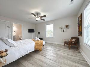 um quarto com uma cama e uma ventoinha de tecto em 30 Day Rental In Nashville King Bed 3bd3ba em Nashville