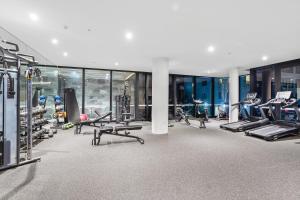 un gimnasio con varias cintas de correr y máquinas cardiovasculares en St Kilda Road 2 Bedrooms Apartment * swimming Pool, en Melbourne