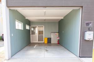 un garaje vacío con una pared verde y una puerta en ツナゲル青森安方Villa Suite en Aomori