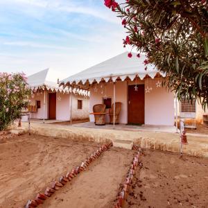 a house with a tent and a courtyard at Nagina Desert Camp in Sām