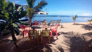 un grupo de sillas y una mesa en la playa en Blue pearl en Beruwala