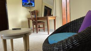 a living room with a table and a chair at Hotel les Polygones Kribi in Kribi