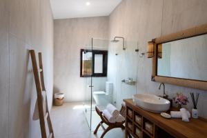 uma casa de banho com um lavatório, um WC e um espelho. em Turon Gates - Mountain Retreat em Capertee