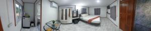 Phuketnumnoi23 في Ban Lum Fuang: غرفة فندق بسرير في غرفة