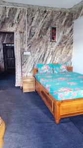 łóżko w pokoju z kamienną ścianą w obiekcie Tea corner Guest house w mieście Dardżyling